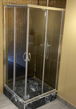 Cabina de ducha ideal para negocios y convertir un espacio limitado en