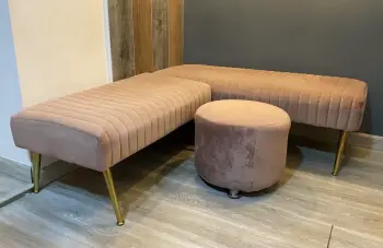 Mueble tipo banca  otoman de terciopelo color rosa viejo con patas dor