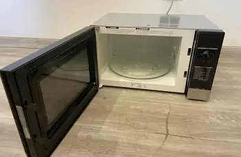 Horno microondas marca panasonic de 1.2 pies cúbicos usado.