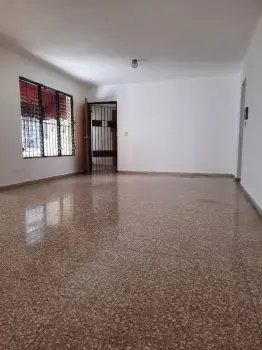 Apartamento clásico en el millón de tres habitaciones