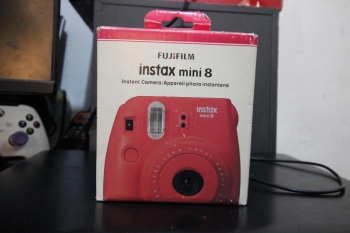Camara instax mini 8 fujifilm con cargador 4 pilas aa recargable y 2 c