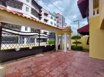 Vendo casa en reparto los tres ojos. residencial cerrado 3 niveles