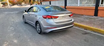 Hyunda elantra se 2017 en la romana