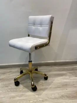 Silla blanca con patas doradas