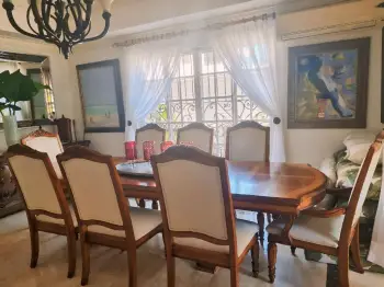 Vendo juego de comedor de 8 sillas