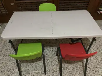 Mesa plegable y patas ajustable con sillas niños