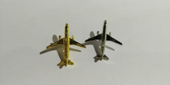 Pin de avion dorado