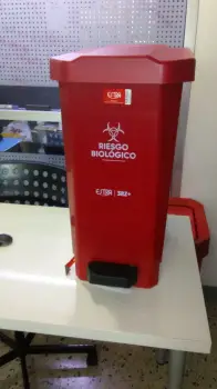 Caneca-papelera estrabins pedal/ rojo- riesgo biológico