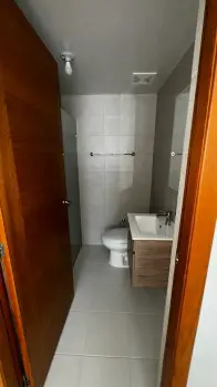 Vendo acogedor apartamento en torre en la zona universitaria.