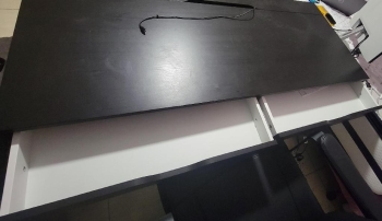 Estoy vendiendo mesa de trabajo negra prácticamente nueva