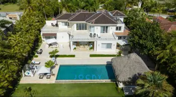 Jochy real estate vende villa en puntacana resort  club r.d