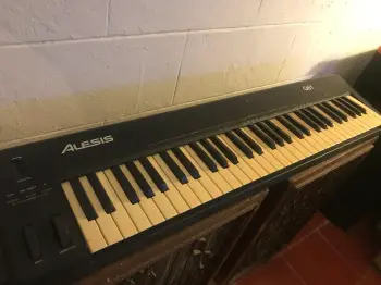 Piano midi controlador alesis q61