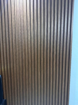 Paneles wpc para decorar tu pared - color marron oscuro caoba