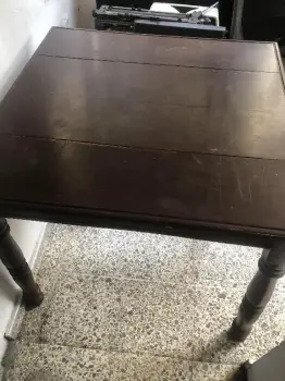 Mesa de comer cuadrada en caoba