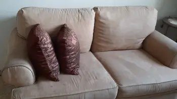 Juego de sala de tres sillones y mesa de centro en caoba