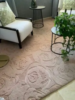 Alfombra color rosado viejo con textura motivo floral