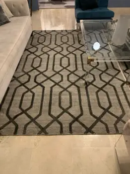 Alfombra gris con relieve negro en arabesco