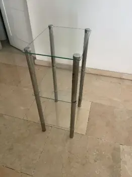 Pequeño estante en metal con vidrio