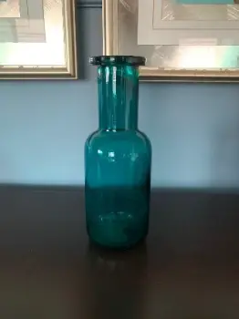 Botella de vidrio pesado color azul