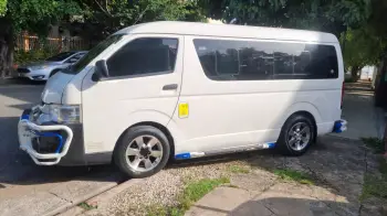 Minibús toyota hiace 2015