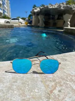 Lentes rayban hexagonal dorado y cristal azul cielo