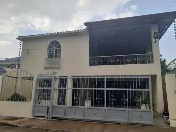 Casa de dos niveles en venta en 15.000000 millones de pesos. ligeramen