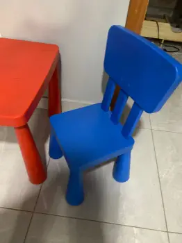 Vendo mesa con sillas para ninos