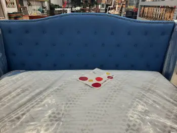 Vendo cama king nueva sin colchon
