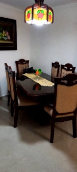 Se vende juego de comedor en caoba