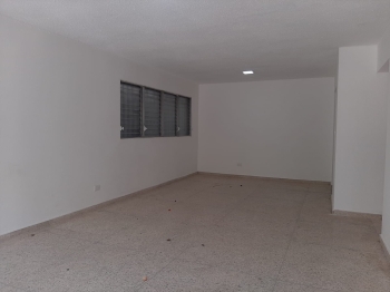 Alquilo apartamento  clÁsico 1er piso  con patio en serralles