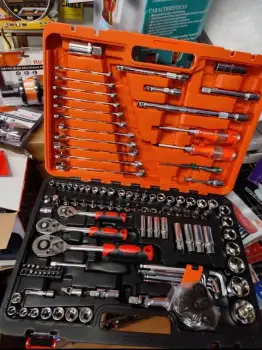 Caja de herramientas de 121 piezas