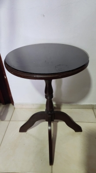 Mesa en caoba con tope de cristal