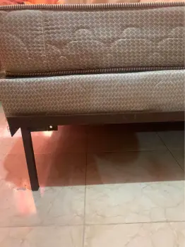 Cama con base de hierro