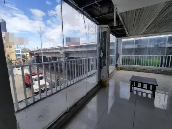 Edificio de 4 pisos amplios.