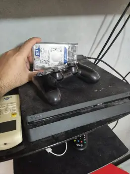 Vendo playstation 4 slim 500gb  disco duro de 500gb para un total de 1