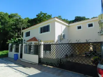 Hermosa y segura casa de dos niveles en altos de arroyo hondo iii.