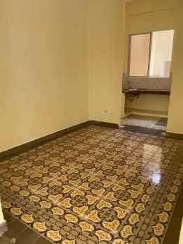 Apartamento en zona colonial en primer nivel con tres habitaciones