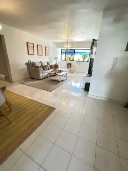 Apartamento en tercer piso de dos habitaciones y dos baños en gascue