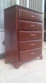 Biuro en madera de cinco gavetas  color caoba