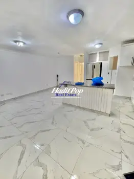 Este encantador espacio cuenta con  - 1 amplio cuarto con vestidor - s