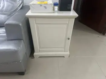 Unas cómodas y clásicas mesas de noche de madera maciza.