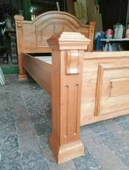 Cama en madera de caoba