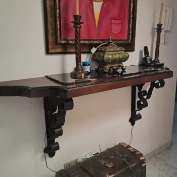 Vendo repisa de caoba ancestral con todos accesorios de la foto y el c
