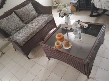 Sofa de mimbre/rattan. para dos personas c/mesa de centro. color marro