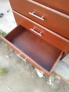 Biuro en madera de cinco gavetas