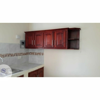 Gabinete en madera de cuatro puertas con esquinero