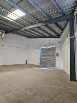 Alquilo nave próximo autopista duarte de 290 m2
