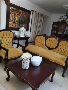 Muebles en caoba. disponible solo mueble grande y la mesa.