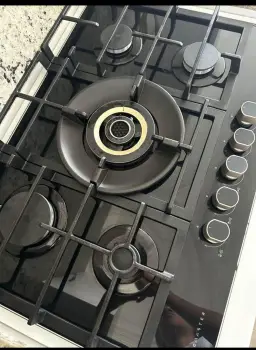 Estufa empotrable usada como nueva con mueble integrado.