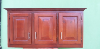 Gabinete en madera para cocina de tres puertas